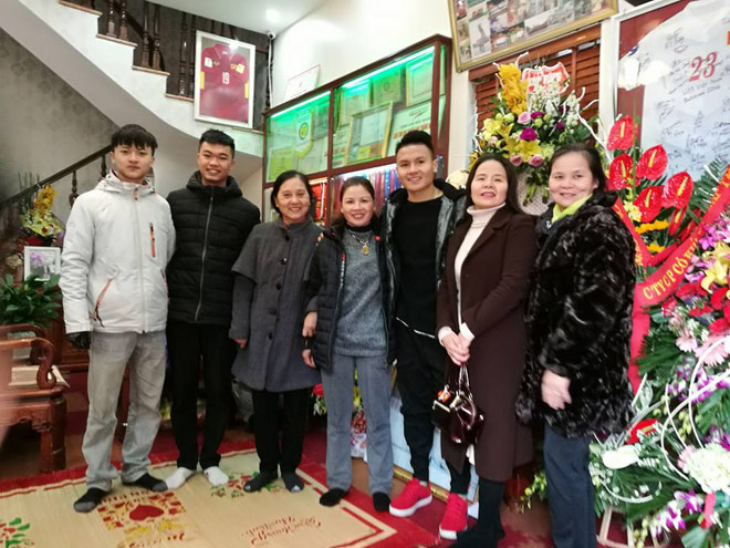 Người hùng Quang Hải bất ngờ bắt taxi, về nhà trong lặng lẽ Người hùng Quang Hải bất ngờ bắt taxi, về nhà trong lặng lẽ